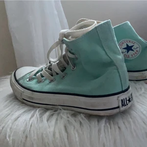 Turkosa Converse  - Ett par otroligt fina converse, lite smutsiga men går bort i tvätten. Används ej för de inte passar längre. riktigt cool och ovanlig färg! 