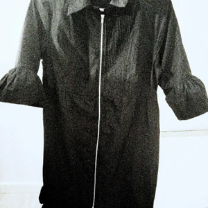 Zoul tunika /långblus - Storlek 36. Använd endast några gånger, inköpt för 2 år sedan. Slutar alldeles ovanför knäna på mig som är 165 cm. Behaglig att ha på sig, skönt material (100% polyester). 