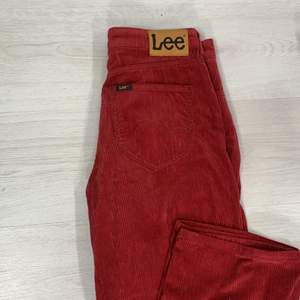 Röda Manchester-jeans från Lee. Aldrig använda. W27L33