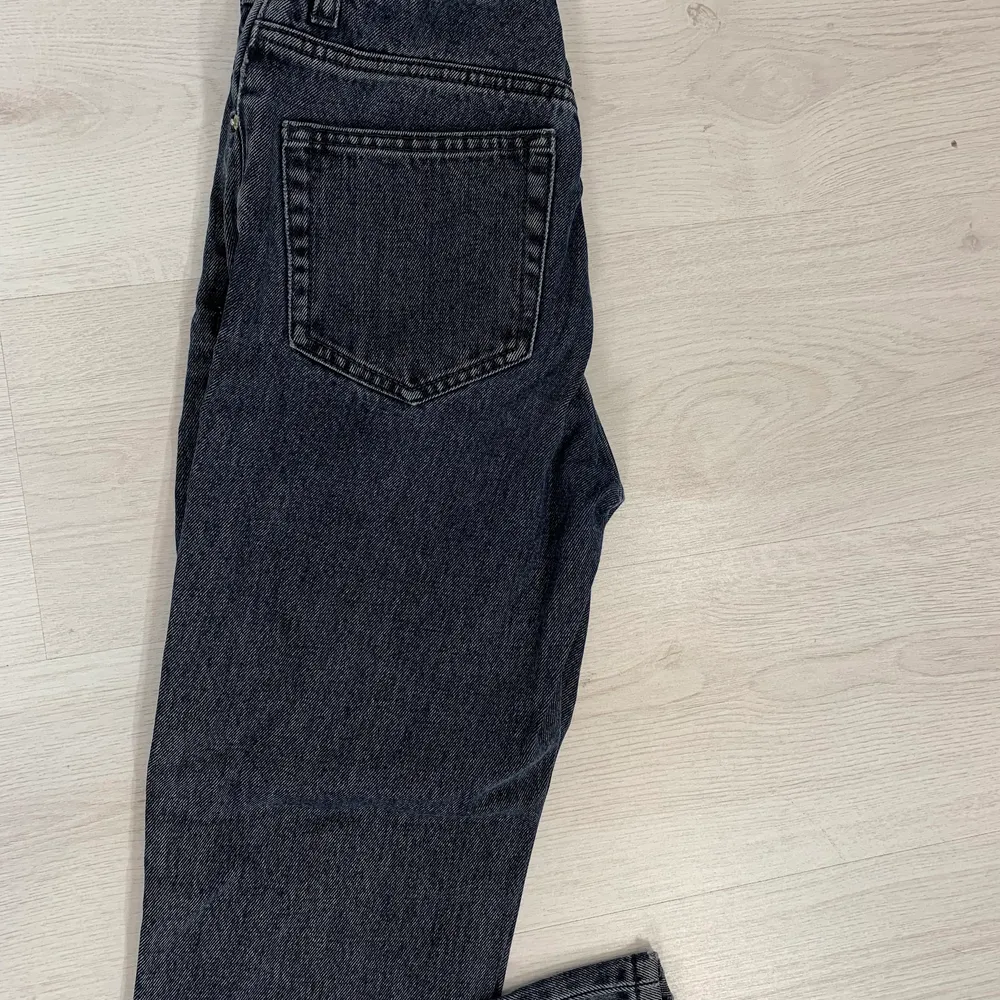 Svart-blå jeans från zara. Säljer då de är för små. Skriv för fler bilder!<3. Jeans & Byxor.