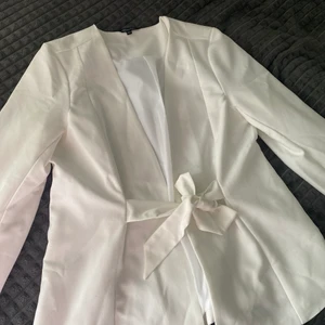 Helt ny vit kavaj - Helt ny vit kavaj,aldrig använd! I strlk 36/38 super fint med knyte vid magen! 