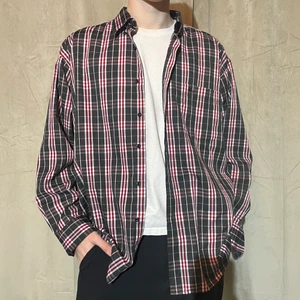 Burberry skjorta - Burberry skjorta i storlek L. Jättebra skick. Jag är 182cm lång.