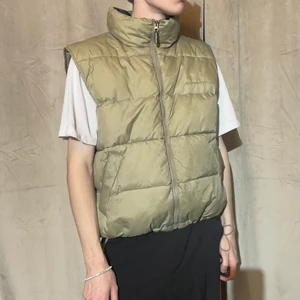 Olivgrön väst - Olivgrön väst. Inga defekter. Jag är 182cm lång.