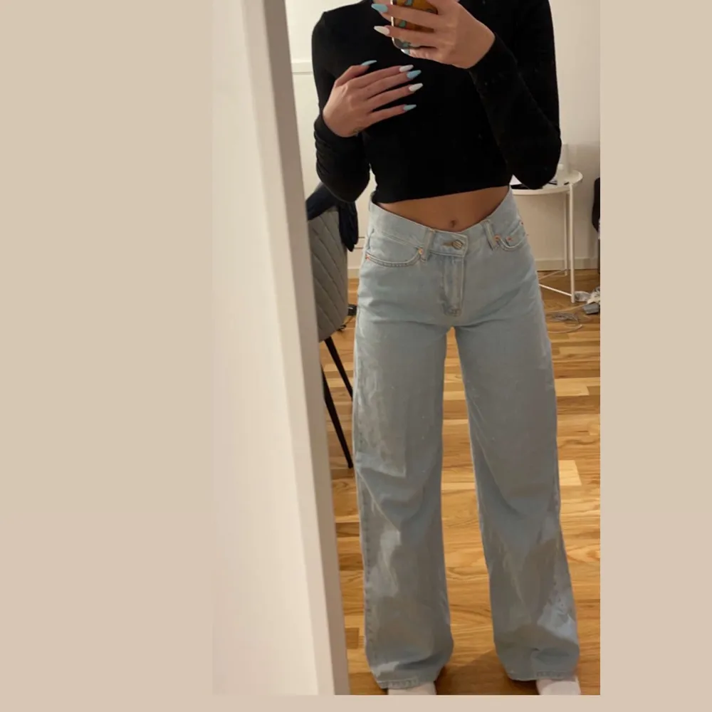 Säljer mina jättefina jeans från Junkyard i storlek 32/34. Sitter så på mig som är ca 170 cm💞 använd fåtal gånger eftersom de inte kom till användning. Buda gärna i kommentarerna 🥰. Jeans & Byxor.