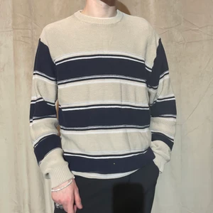 Randig tröja - Stickad randig tröja. Superfin passform och bra kvalite. Jag är 182cm lång