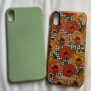 Mobilskal iPhone XS Max - Säljer dessa två skal tillsammans. Det vänstra är ett hårt silikonskal och det högra är ett hårt plast från Ideal of Sweden. Bra skick förutom det som jag visar på bilderna :) 