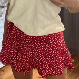 Söt kjol❤️ - Jag säljer denna söta kjol från zara❤️ skriv nere i kommentarerna och buda! (Köparen står för frakt)