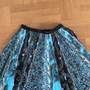 Långkjol  - Ascool långkjol köpt i somras men bytt stil nu! Går ca ner till början på vaderna på mig och jag är ca 170cm! Passar sååå bra till någon som älskar fairycore/fairygrunge!  Det står storlek 40 men passar även mig som oftast har 38! Budgivning om många visar intresse! Köparen betalar frakt :) 