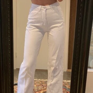 vita Jeans - Jeans som jag köpt second hand, jag använder dem aldrig så jag tänkte sälja dem, dem är i väldigt bra skick dem ser oanvända ut. (Om ni vill ha fler bilder fråga i chatten).