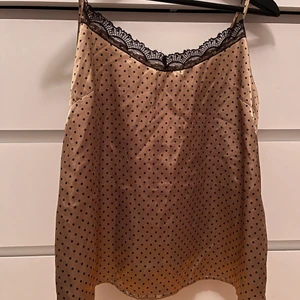 Linne - Linne i silke material.. köpt här på plick, men endast använt några gånger, kommer inte till användning längre.