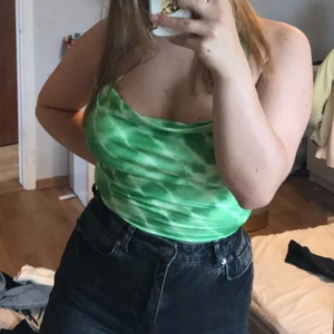 Topp från Shein - Denna jättefiiina toppen från Shein i storlek S:) Passar XSS-M skulle jag nog säga! Banden är väldigt justerbara och är man XS kan man klippa överföldigt band:)