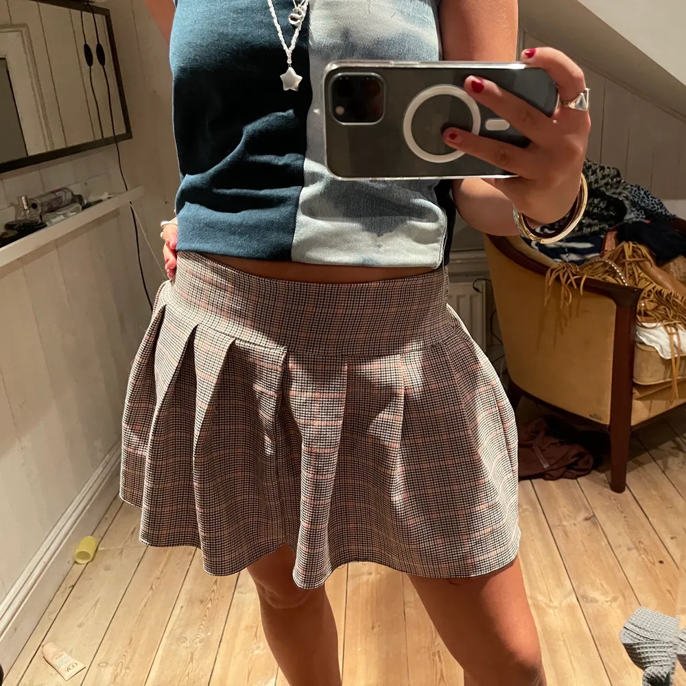 Säljer denna egensydda rutiga kjol! Så skönt tyg och och sitter väldigt snyggt i midjan!!!! Skulle säga att det är en storlek s😄Kan mötas upp i Stockholm eller frakta👌🏽😍❤️. Kjolar.