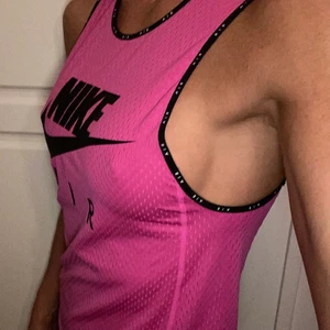 Nike  - Snyggt ceriserosa träningslinne från Nike i dry fit material