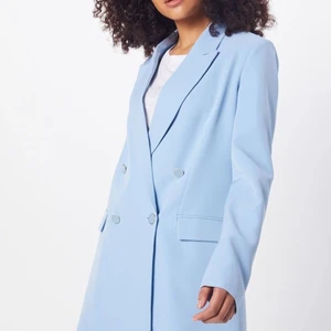 Guess cheryl blazer blue - Superfin blå kavaj från Guess i nyskick!💙💙 Enbart använd vid ett tillfälle som ni ser på sista bilden. Köpt från Jennifer Lopez collaboration med Guess. Storleken är S och originalpriset var 1649kr💙💙✨