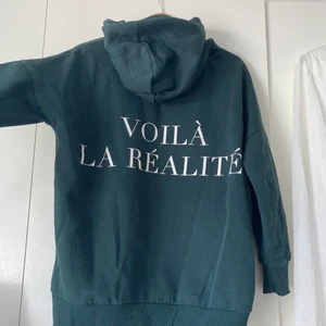 hoodie - mörkgrön hoodie från amisu i storlek M! använd fåtal ggr så i bra skick. sitter lite oversize på mig som vanligtvis har s 💕