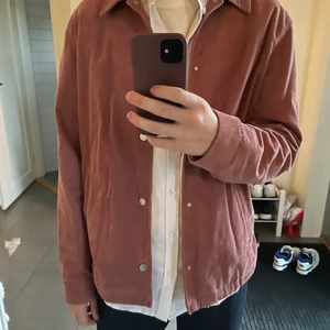 Zara Manchester Jacka - Säljer min snygga Manchester jacka / overshirt från Zara. Färgen är en snygg smuts-rosa / salmon - rosa och storleken är herr Small. Skicket är som nytt och den passar bra till den kommande hösten:) Buda gärna! 