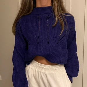 Blå stickad tröja  - Mörkblå stickad tröja från H&M som tyvärr inte kommer till användning. I storlek S men skulle säga att den passar alla mellan XS-M. Frakt tillkommer på 66 kr!