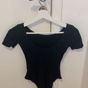 T-shirt body i xs  - Svart t-shirt body som är u-ringad. Den är ifrån H&M i storlek Xs