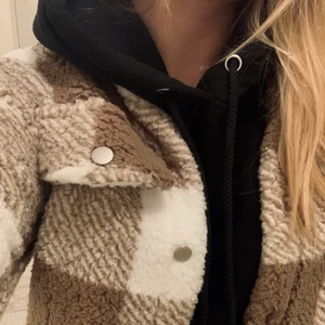 SHEIN Teddy-jacket Stl. S - Relativt tunt tyg men väldigt fin croppad jacka. Skulle säga att den passar från stl XS-M, beroende på hur du vill att den ska sitta. Har själv XS/S och sitter ledigt på mig.