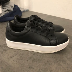 Skor  - Säljer dessa skor som är i väldigt bra skick för 250 kr. Storlek 38 