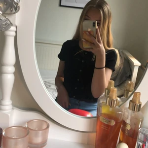 Svart tröja med knappar på från H&M - Säljer denna super fina tröjan från H&M. Fint material och passar perfekt på en Xs. Aldrig använt, jätte bra skick! Köparen står för frakt!🤩💞