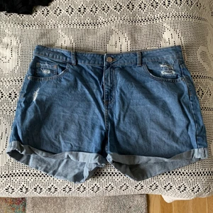 Shorts från H&M i strl 44 - Helt oanvända shorts i storlek 44.  Betalning endast med Swish. Jag står inte för frakt eller postens slarv🥰