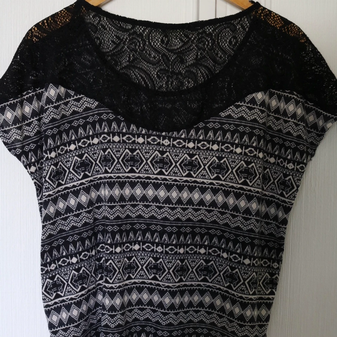 Svart topp med spets i strl S - 90
