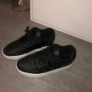 Svarta skor som använts två gånger 