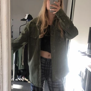 Grön jeansjacka - Grön stor jeansjacka från Zara. Köpte på plick men tkr it den sitter fint på mig🤍