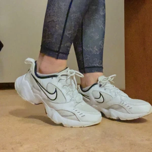 Nike air skor - Nästan helt oanvända Nike air chunky skor, så snygga och passar till många outfits! Köpte de för 1 år sen för 899 kr och jag gillade de grymt mycket men kunde inte ha de på grund av att de var i för liten storlek för mig. Önskar verkligen dock att jag kunde ha kvar de, så snygga! 😍 