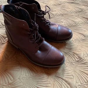 Höstkängor från Dasia - Jättefina, nätta höstkängor i mjukt skinn från Dasia. Dragkedja på insidan. Använda vid ett tillfälle ute. Nypris 1200 kronor 