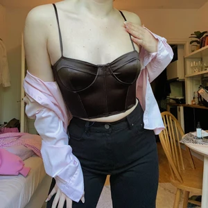 Korsettopp - Säljer denna asballa bruna festtoppen då jag aldrig använder den, stretchig och sitter snygg vid brösten!! Frakt tillkommer på 20kr ❤️❤️