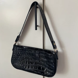 Väska - Svart väska från shein med gulddetaljer. Väldigt lite använd och bra skick. Köparen står för frakten.