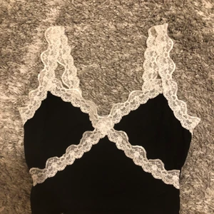 Svart linne - Ett söt linne som inte kommer till användning i storlek xs men passar s. Skriv privat vid fler bilder eller frågor. 