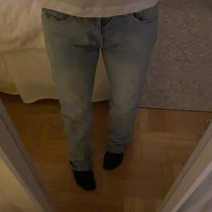 Säljer dessa blåa jeans,de är i fint skick! Jag är 1.69 och de går över hälen på mig!💕