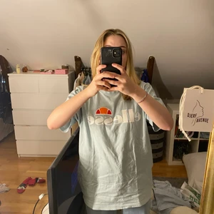 Ellesse t-shirt  - Snygg blå/grön T-shirt från ellesse. 
