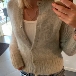 Alpacca kofta från Zara - LÅNAD BILD!! Säljer min slutsålda kofta från Zara!! Använd 2 ggr så i jättebra skick. Den är väldigt populär så kommer endast sälja vid bra bud💓💓💓 köp direkt för 550kr!