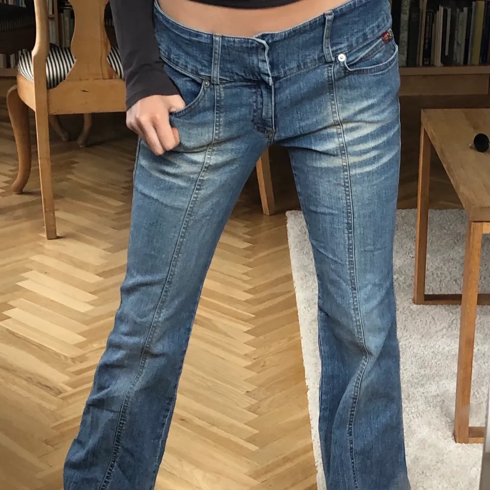 Jätte fina blåa y2k lågmidjade jeans 👖 . Jeans & Byxor.