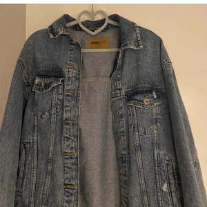 Jeans Jacka - Oversized jeans jacka från New Yorker, sitter jätte fint och är i mycket bra skick. Köpt för 400 men säljer 230kr , pris kan diskuteras. Den är i XS men är mkt större så passar en M också