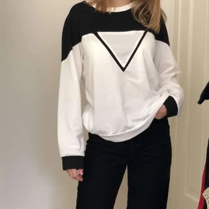 Tröja svart och vit - Säljer denna väldigt fina och coola tröja i svart och vit med en triangel på, väldigt bra skick🖤🤍 Köpt vintage
