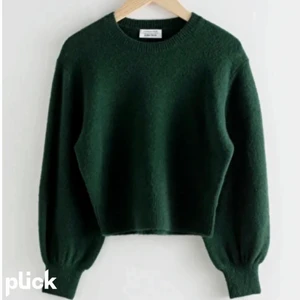 Other stories tröja - Säljer den här mörkgrönas stickade tröjan från other stories!! Tröjan är lite nopprig men annars bra skick😊 superfin och mysig nu till hösten💖! Möts upp på söder eller fraktar, men då står köparen för frakt☺️ Skriv för frågor eller bättrebilder💗