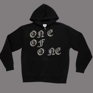 One Of One zip hoodie i storlek M - Helt ny och oöppnad one of one zip hoodie i storlek M.