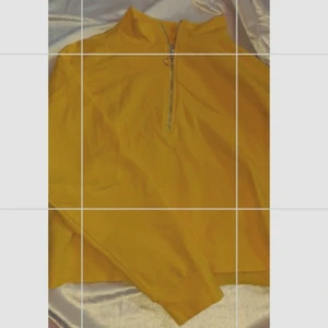 Gul hoodie  - Gul hoodie med dragkedja över bröstet. Cropad vid midjan och passar allt mellan xs-l beroende på hur men vill att den ska sitta. Köparen står för frakten, hör av dig vid frågor 🥰