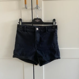 Svarta shorts från  - Svarta tajta shorts.