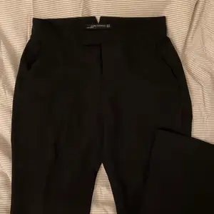 Midwaist kostymbyxor från Zara. Säljer pga att de inte passade :) storlek XS men passar S också 