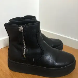 Svarta hm boots för kommande vinter. Väldigt bra skick. Strl 38, 150kr. Köparen står för frakt men kan också mötas på Malmö. 