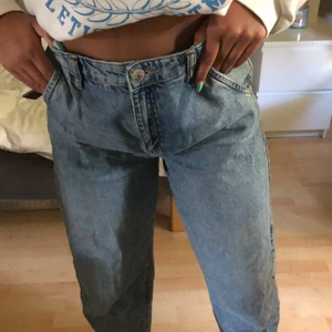 Blåa jeans  - Nyskick. Trendiga jeans från Gina 