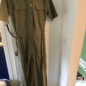 Jumpsuit - Jättecool jumpsuit som aldrig är använd , lappen kvar. Originalpris ca 500. Jätteskönt material , passar till hösten!😘passar även större storlekar 