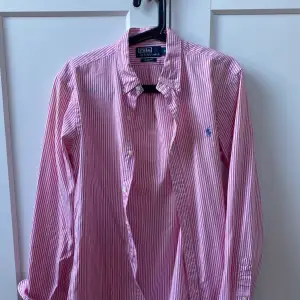 Fin rosa Ralph Lauren skjorta i slim fit. Storlek s. I nyskick