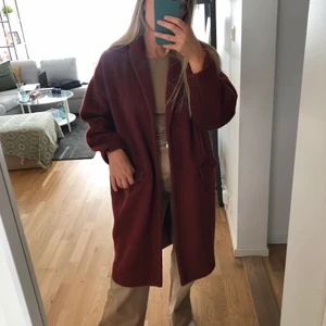 Carin wester, kappa  - Vinröd lite oversized kappa från Carin Wester! Storlek 38, men jag skulle säga att den är flexibel i storlek beroende på hur man vill ha den.💛 